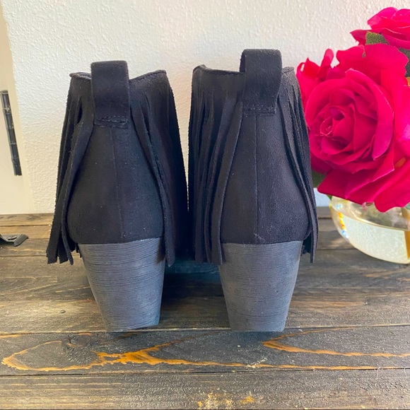 Coconuts by Matisse Fringe V Cut Booties (size 6M).🌹 - Picture 11 of 15